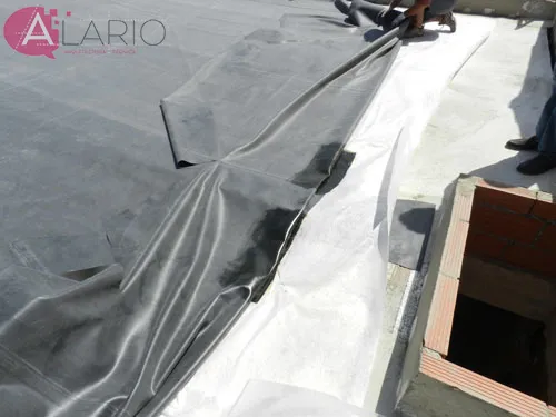 Impermeabilización de cubierta con lámina de EPDM. Extendido sobre geotextil